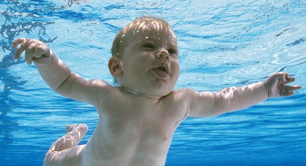 Les bébés savent-ils vraiment nager ?