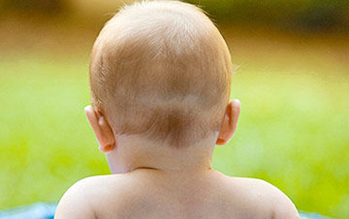 A quel age un bébé peut tenir sa tête seul ?